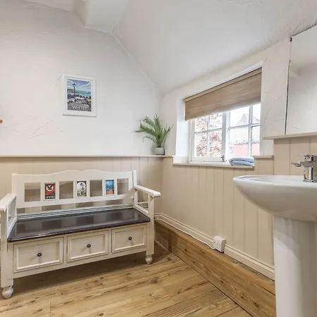 Entire 2 Bedroom Cottage In Whitby Exterior photo