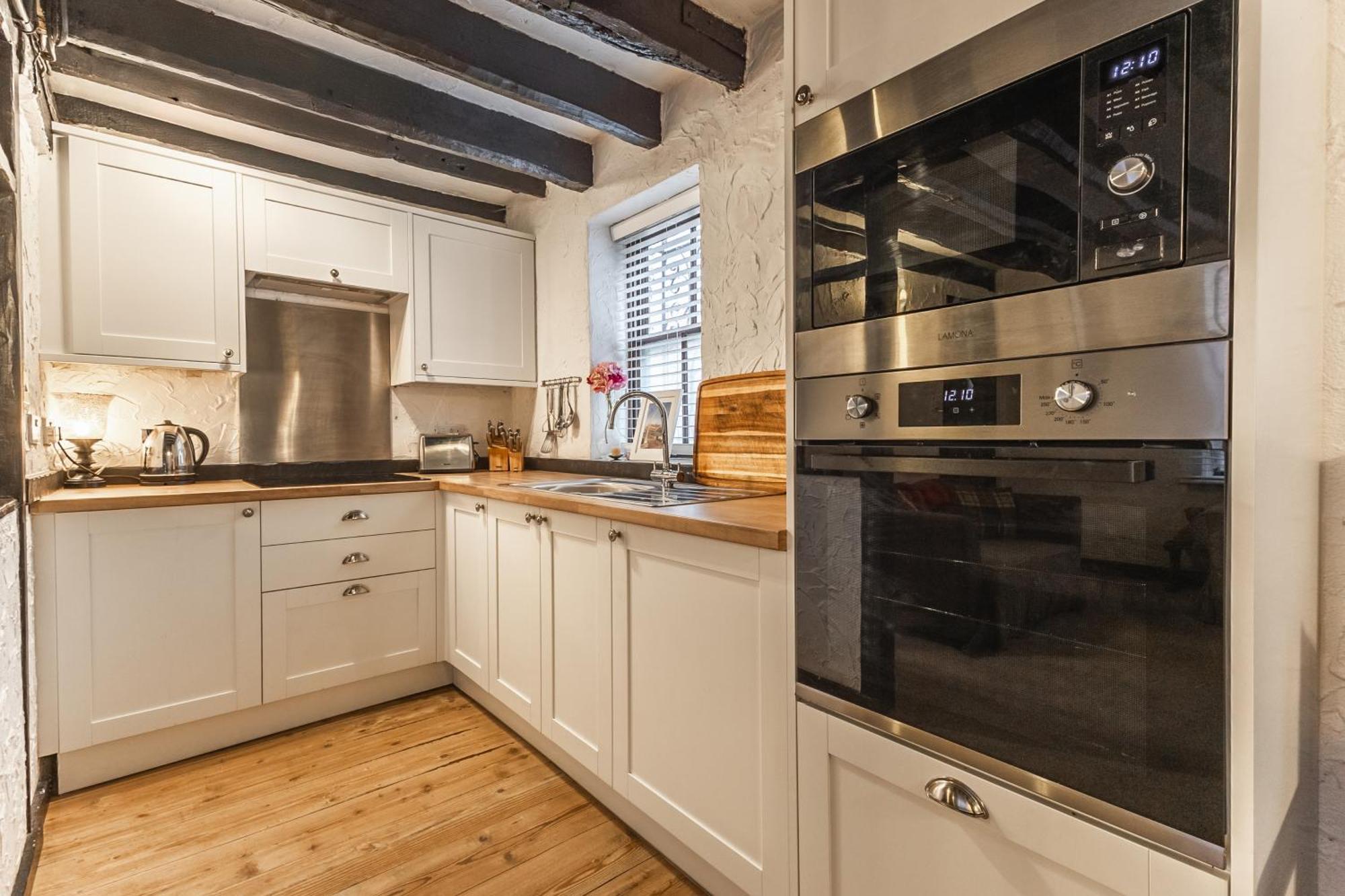 Entire 2 Bedroom In * Whitby