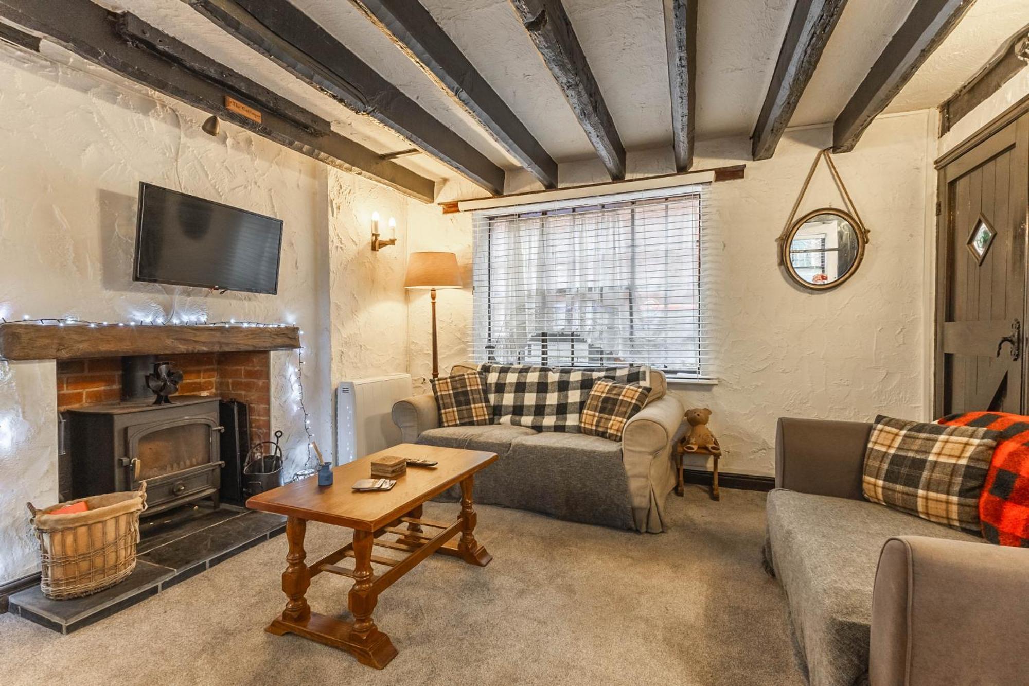 Entire 2 Bedroom In Holiday home