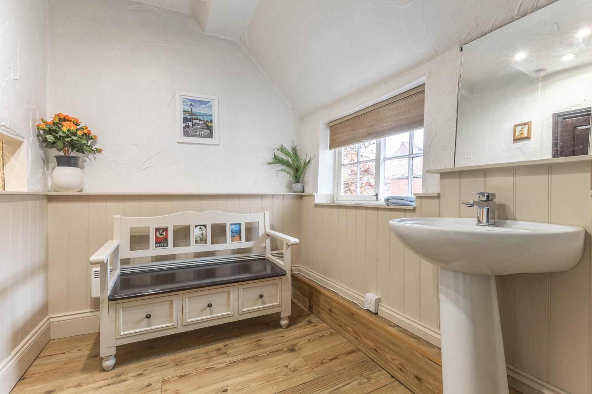 Entire 2 Bedroom In Holiday home