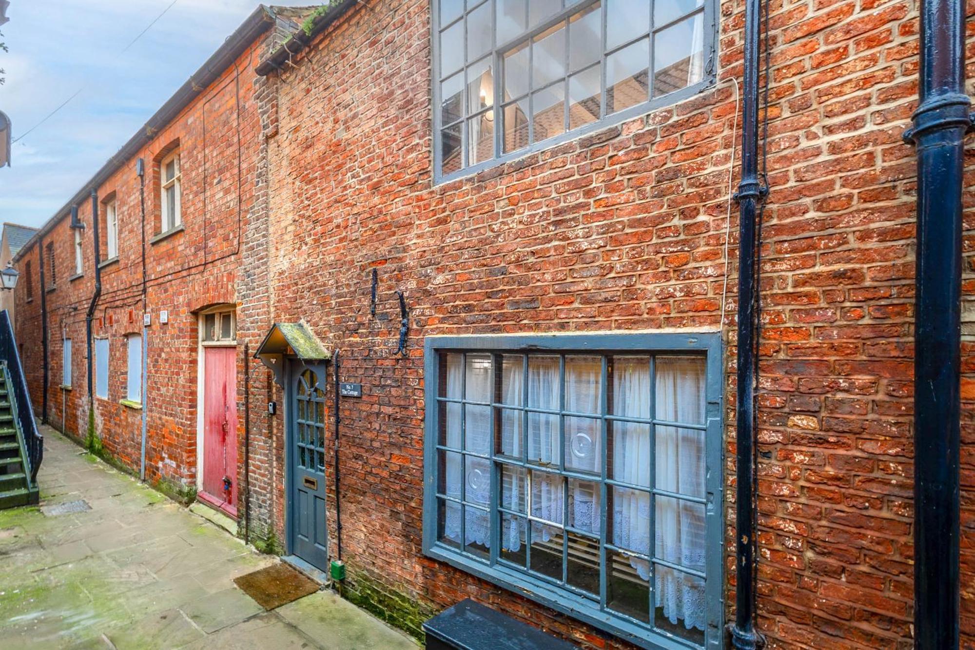 Entire 2 Bedroom In *
